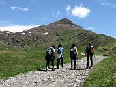 Facile, panoramica, bella escursione su strada sterrata da Avolasio ai Piani d’Artavaggio il 2 giugno 2010